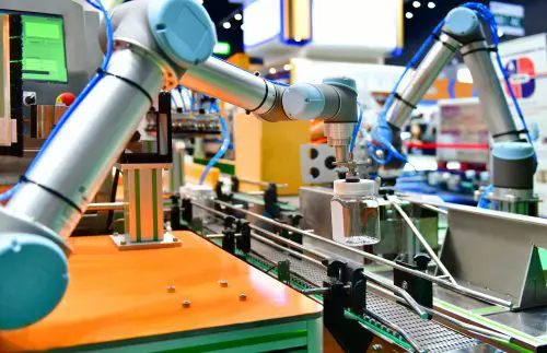 installation automatisée avec bras robotisé dans une environnement industriel