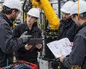 techniciens dans atelier industriel